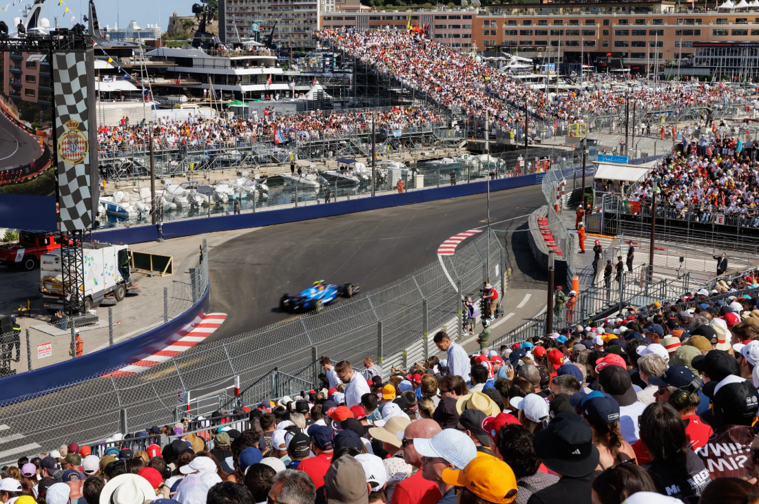 MAIN GRANDSTAND VIEWING EXPERIENCE