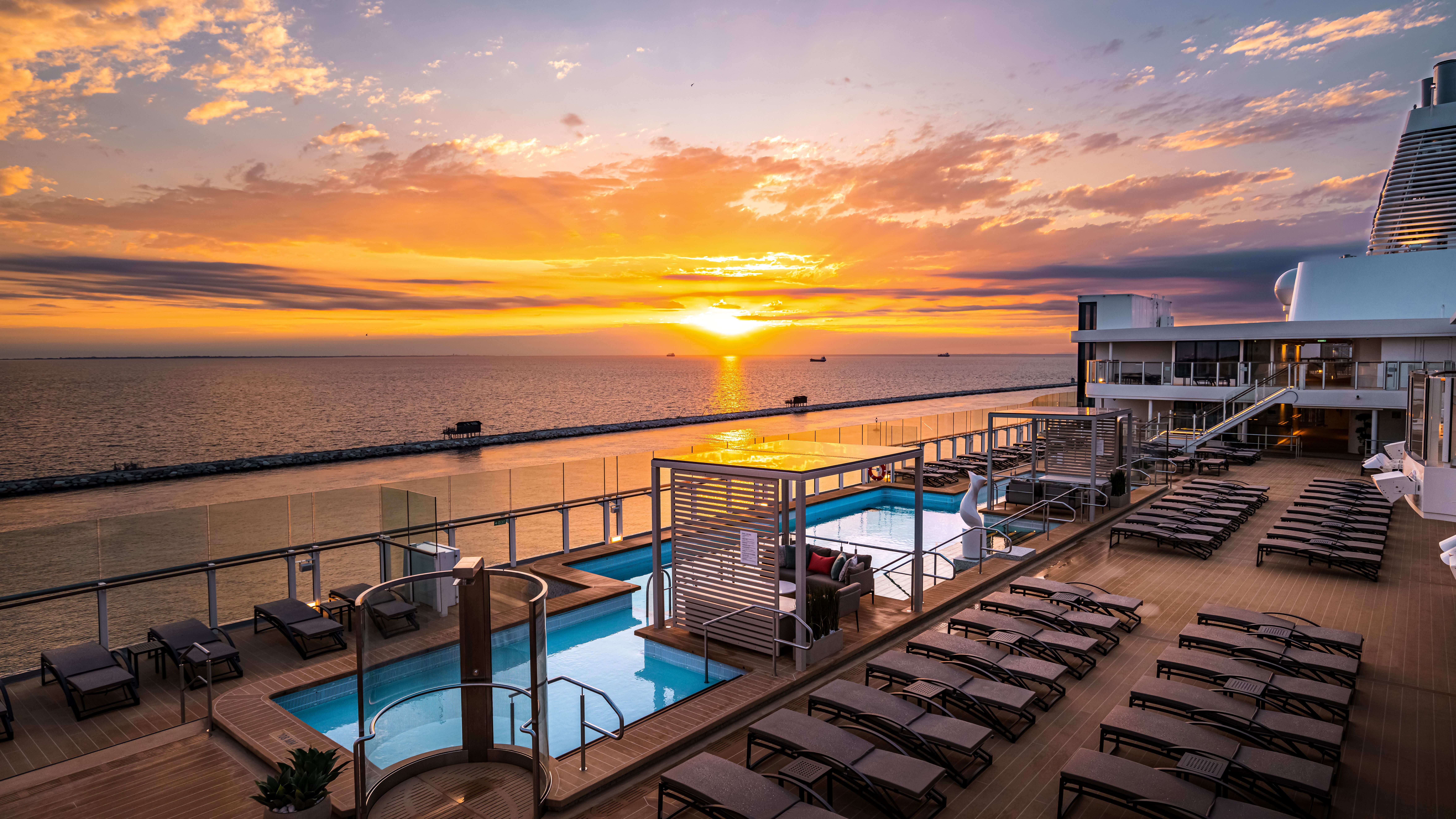 900+ DESTINATIONS. ONE LOVE STORY.