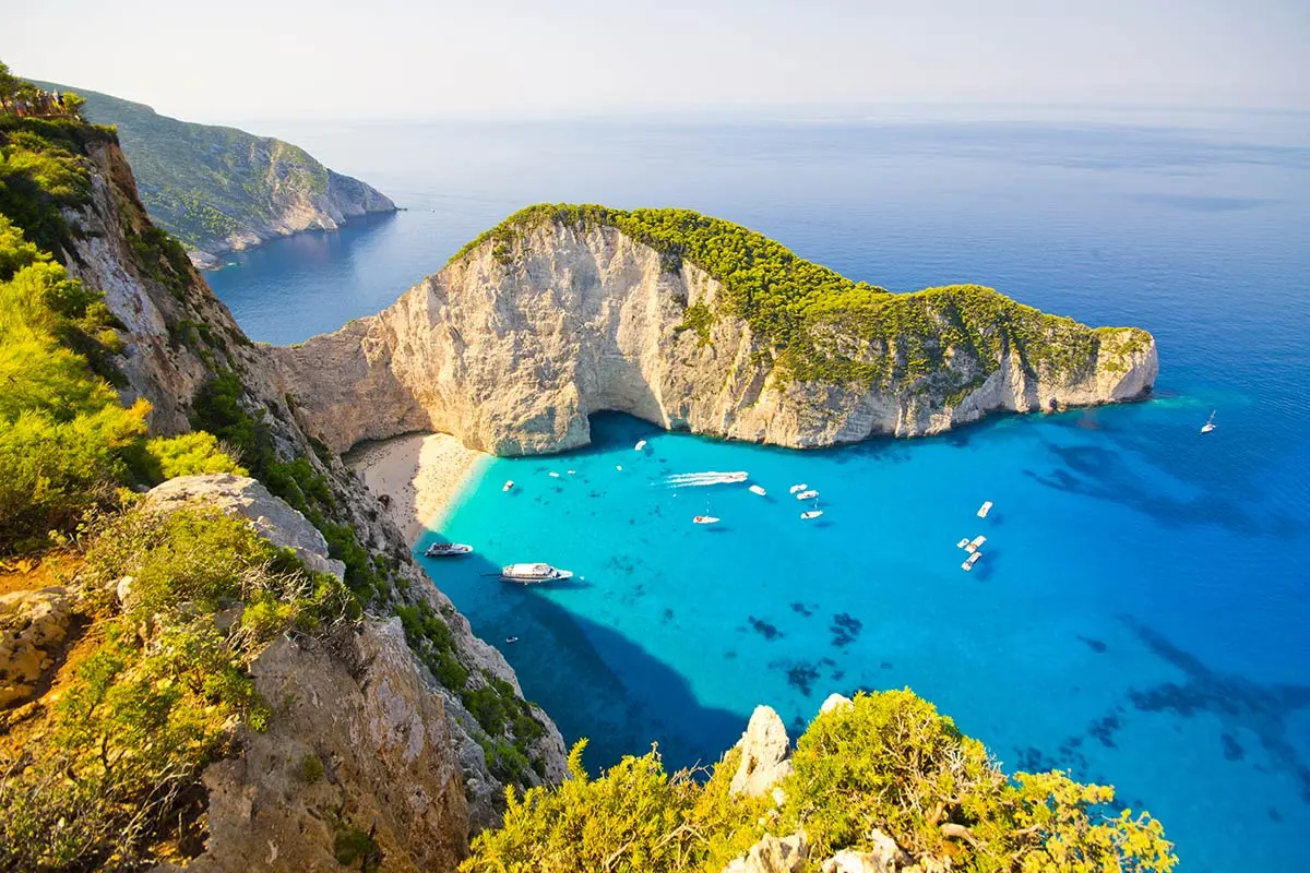 Book now for up to $2,000 Air Credit Savings or other complimentary amenities with Explorer’s Choice.
