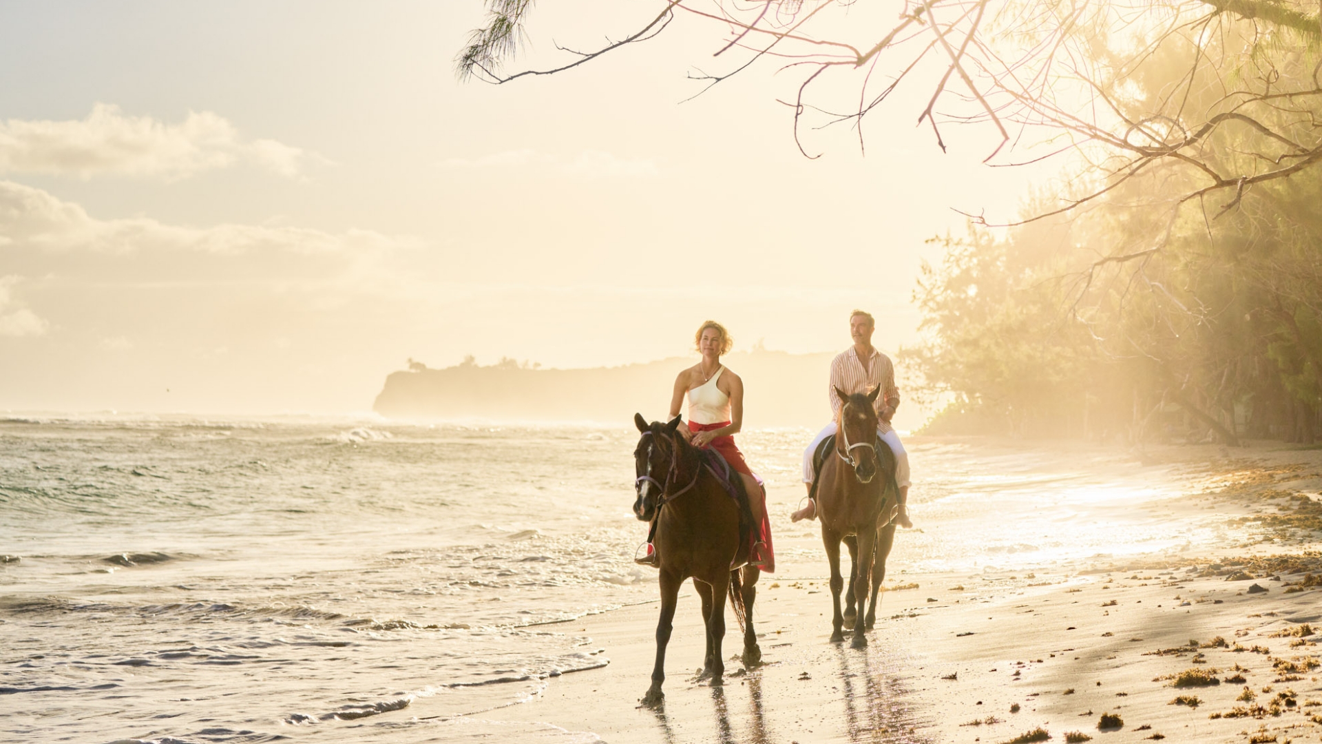 <strong>EXPLORE IN LUXURY</strong>