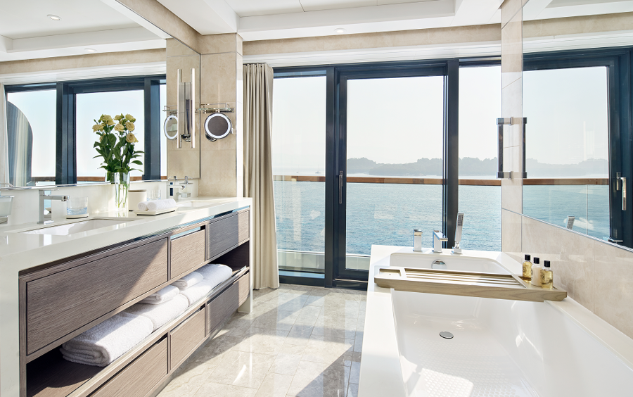 <strong>THE VIEW SUITE</strong>